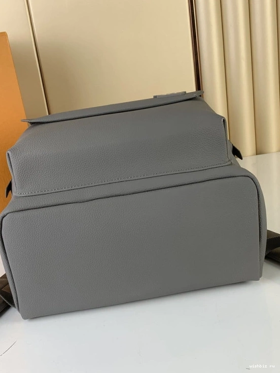 WIS LOUIS VUITTON BACKPACK TAKEOFF 0820